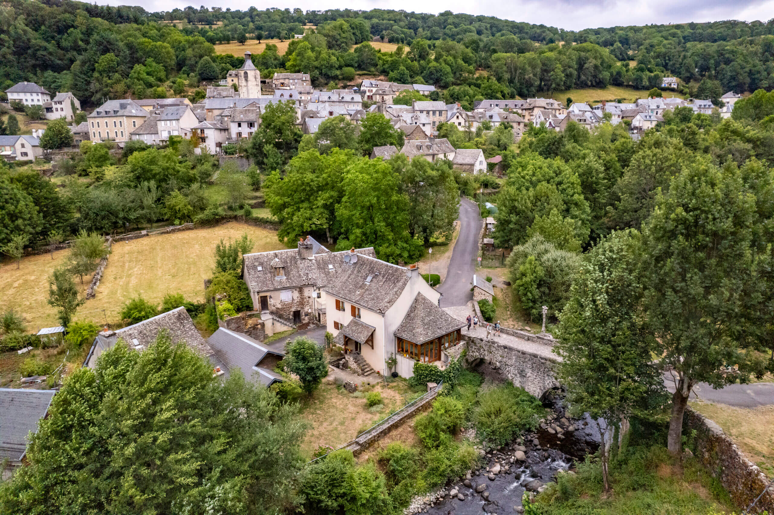 Vue sur le pont et Saint-Chély d'Aubrac ©AFCC JJGelbart