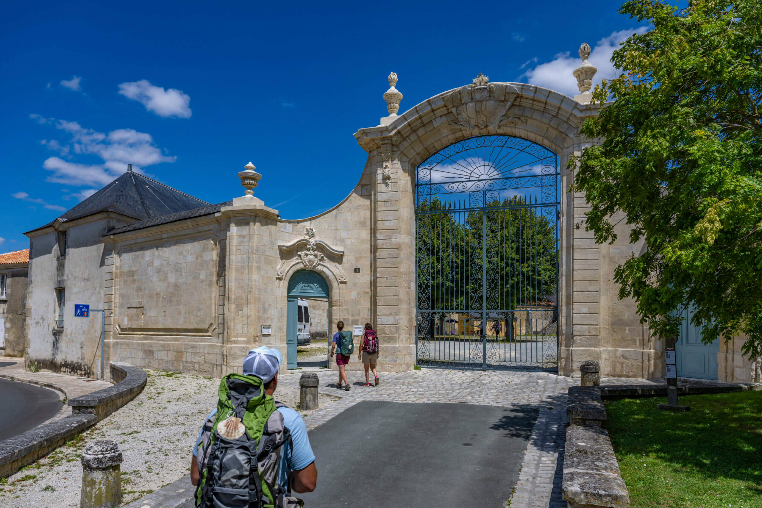 Saint-Jean-d'Angely-Entrée des marcheurs à Abbaye Royale ©AFCC JJGelbart