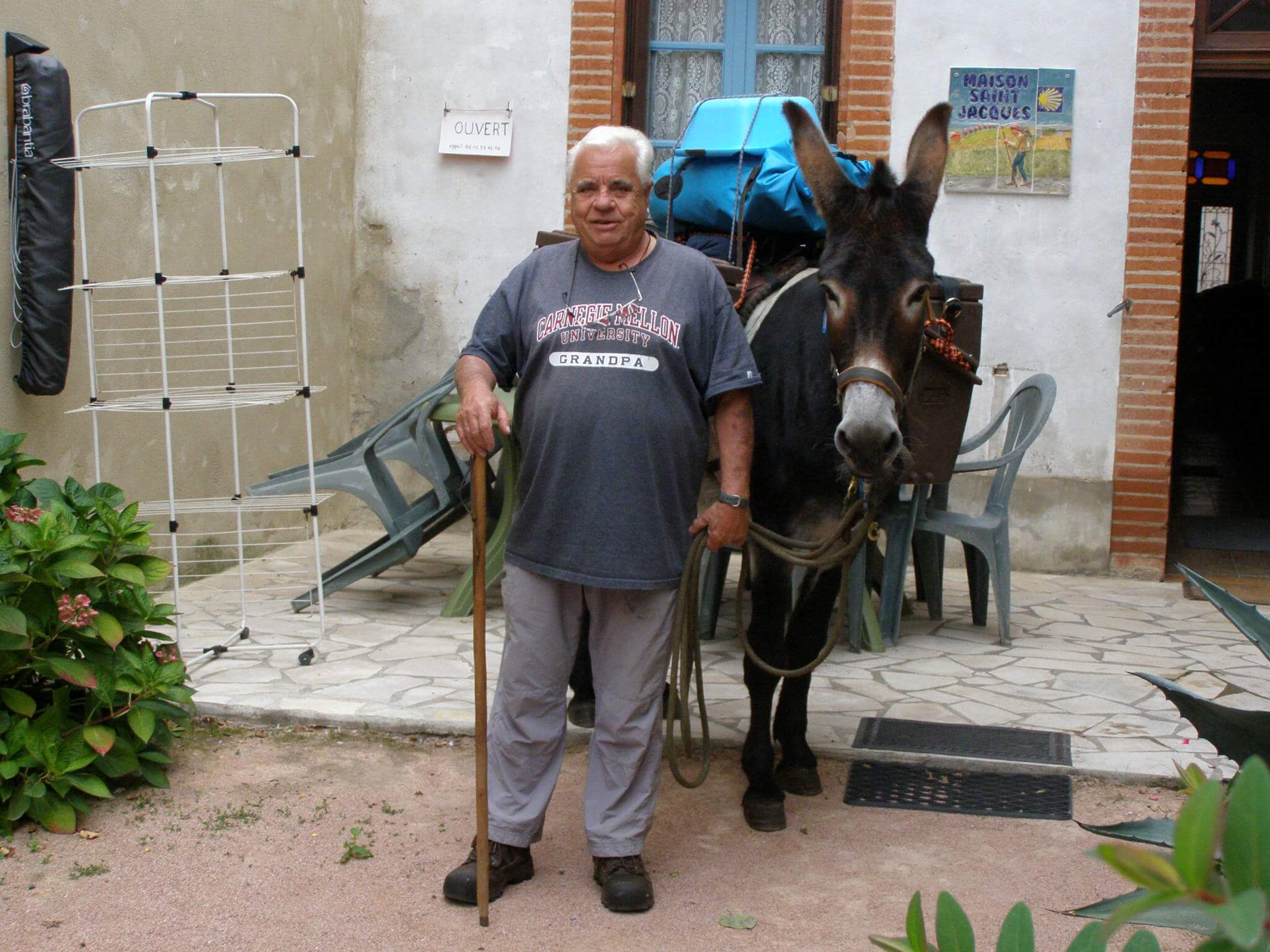 Pèlerin voyageant avec un âne ©Léguevin Saint-Jacques
