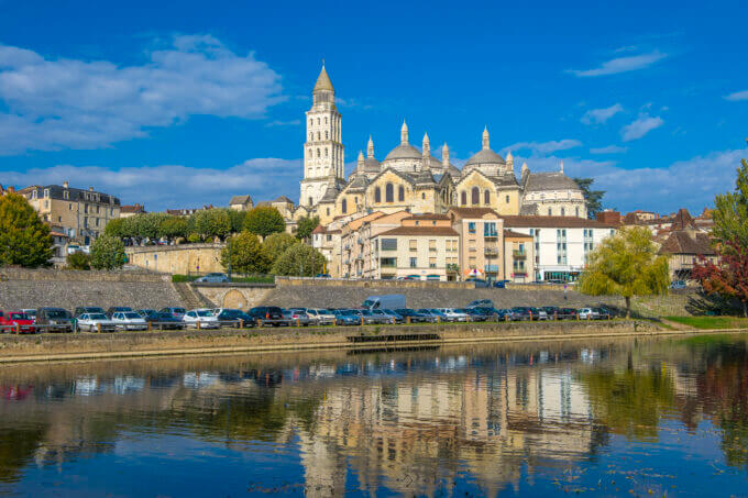 Cathédrale Saint-Front au miroir de la Dordogne ©AFCC JJGelbart