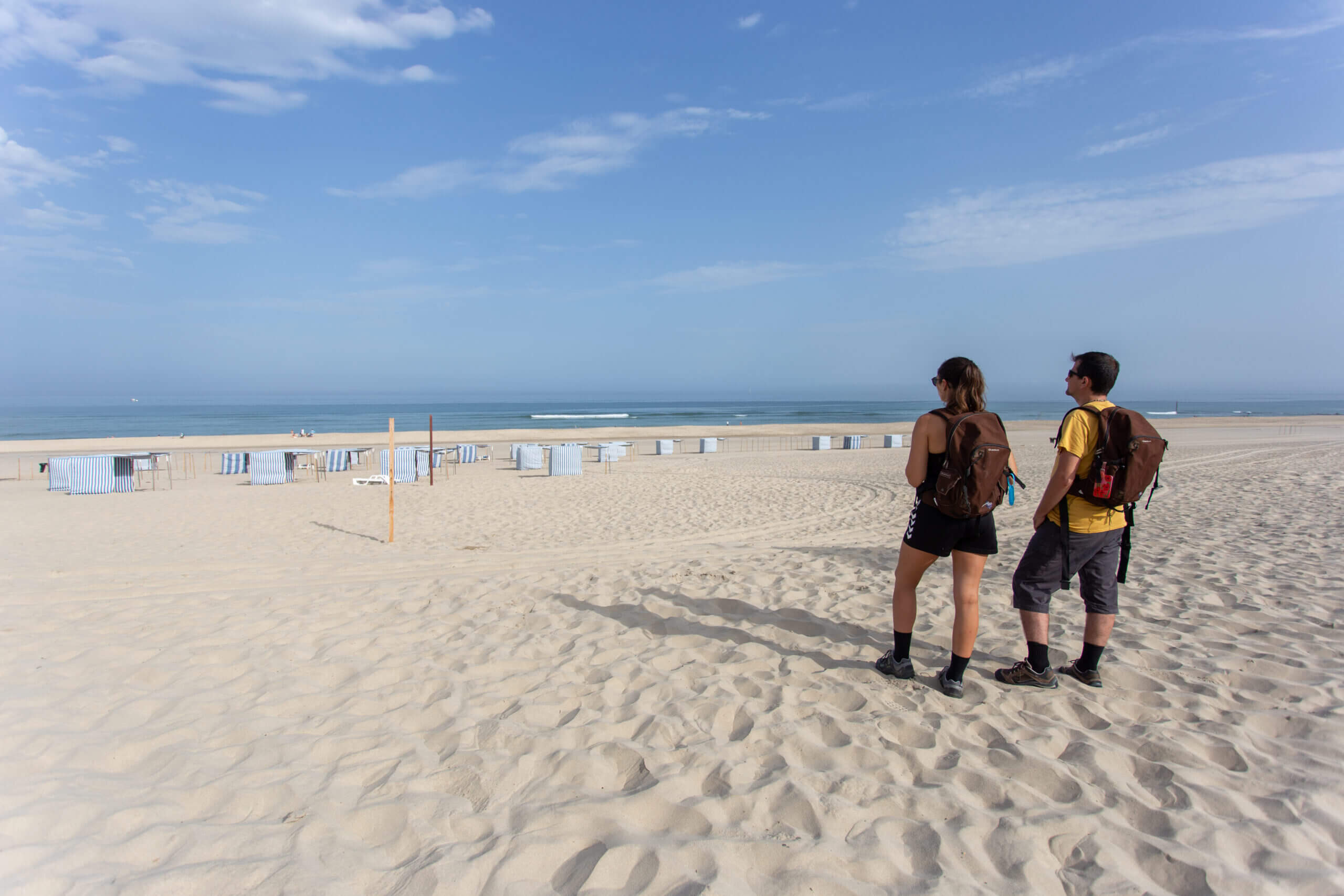 Randonneur sur la plage à Soulac-sur-Mer © David Remazeilles (Gironde Tourisme)