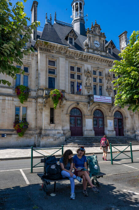 Saint Jean d'Angely - Pause devant l'Hôtel de ville ©AFCC JJGelbart