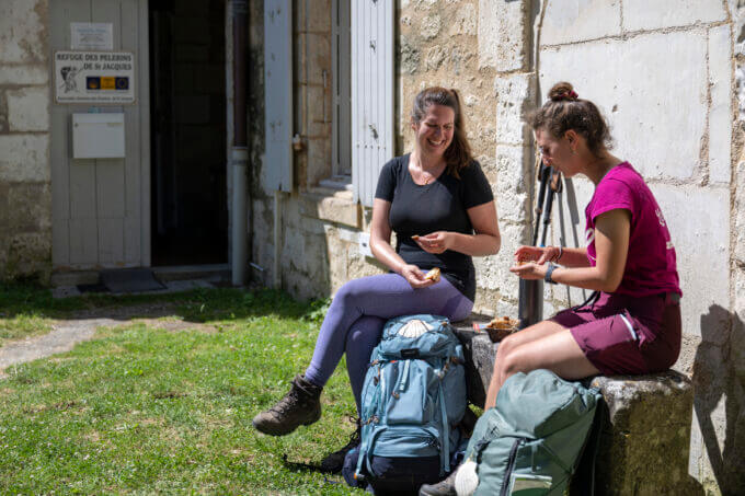 Pause devant l'accueil Pèlerin - Saintes ©AFCC JJGelbart