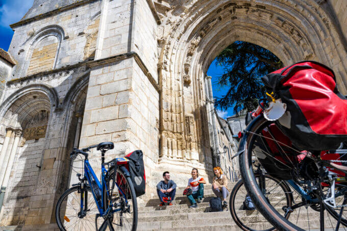 Vélos sous le porche de l'Eglise - La Charité-sur-Loire ©AFCC JJGelbart