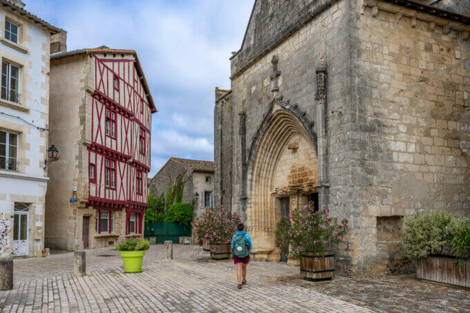 Entrée de l'église de Lusignan ©AFCC JJGelbart