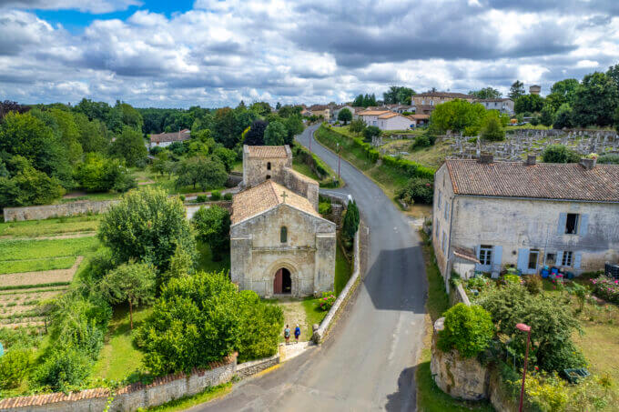 Vue aérienne de l'église à Saint-Romans-les-Melle ©AFCC JJGelbart