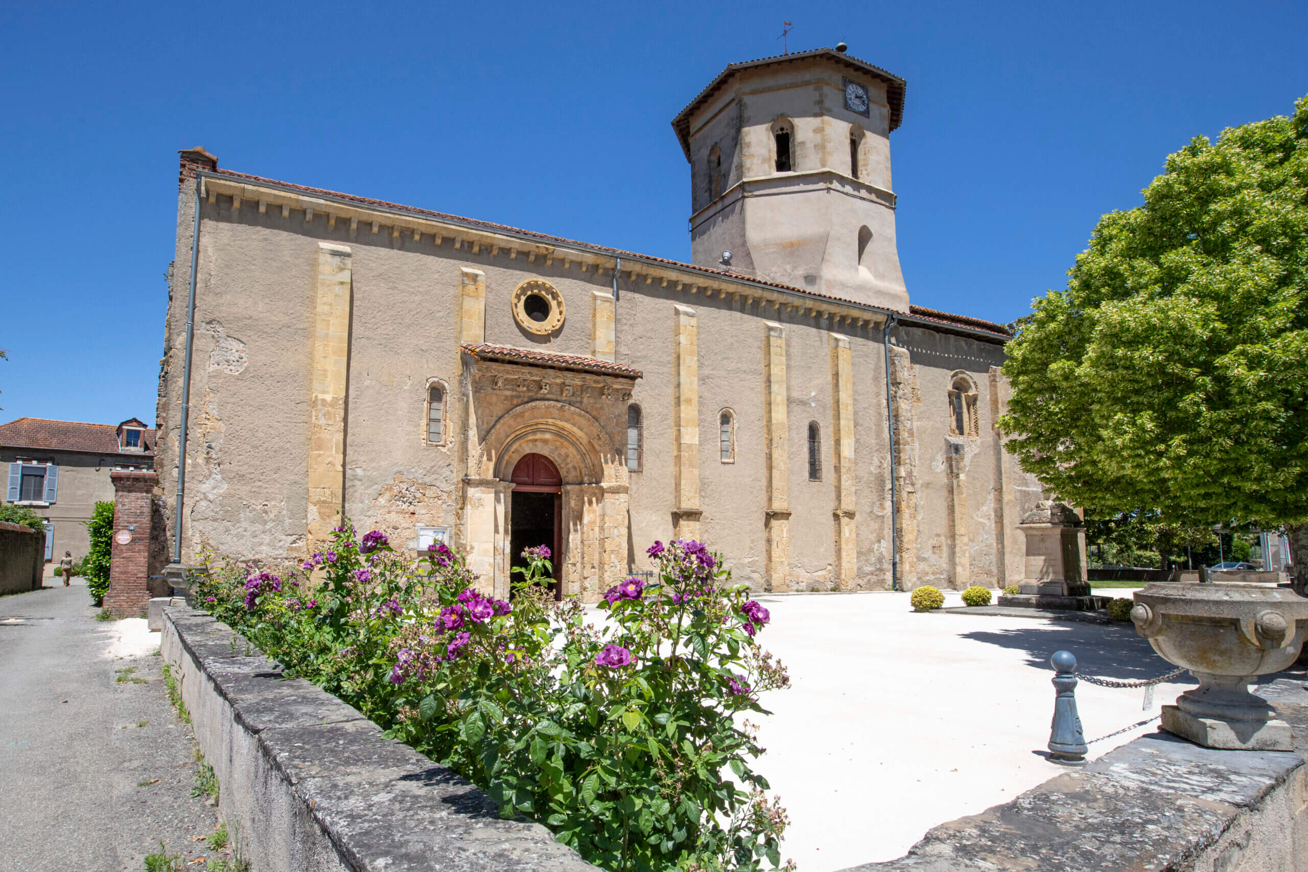 Maubourguet Eglise parvis © Pierre Meyer